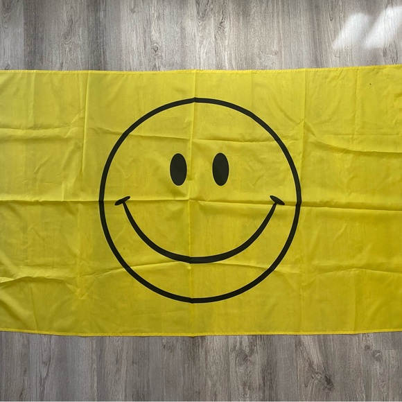 Yellow Smiley Face Flag - Picture 1 of 3